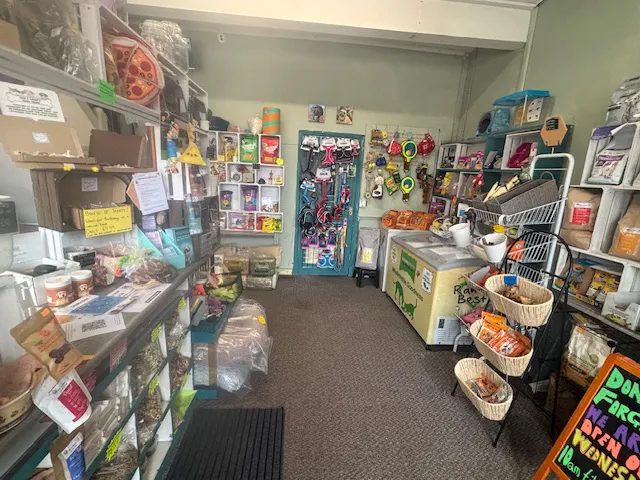 Mav & Annie’s Pet Store Picture 1
