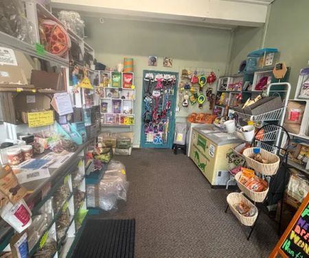 Mav & Annieu2019s Pet Store